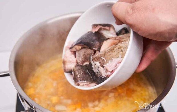 В него можно влюбиться: рецепт необычного одесского борща с рыбой и квашеными помидорами