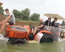 Для душі та городу: українець створив трактор для риболовлі та для посадки картоплі