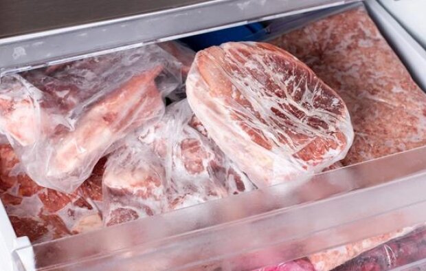 Допоможе звичайний цукор: як швидко розморозити м'ясо без допомоги мікрохвильової печі