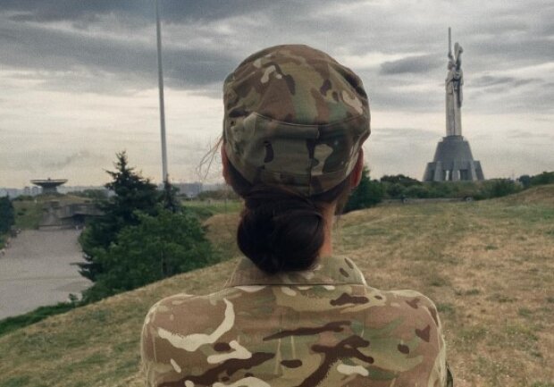 Схожа на Анджеліну Джолі: як виглядає найкрасивіша українська дівчина-снайпер. Фото