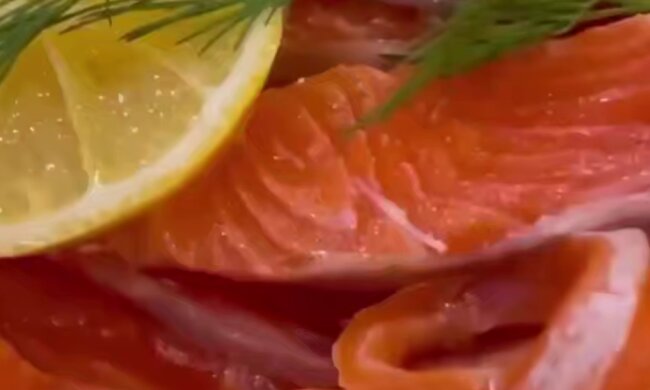 Солона червона риба, кадр з відео