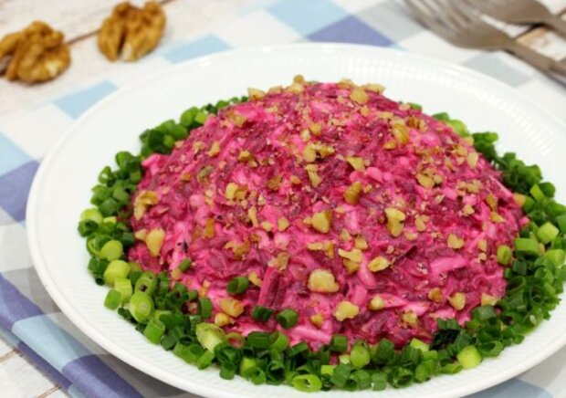 Салат-закуска из вареной свеклы с чесноком – пошаговый рецепт приготовления с фото