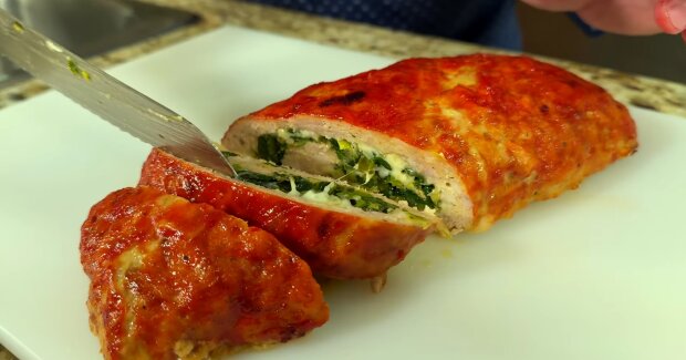 Мясной рулет из куриного филе с сыром