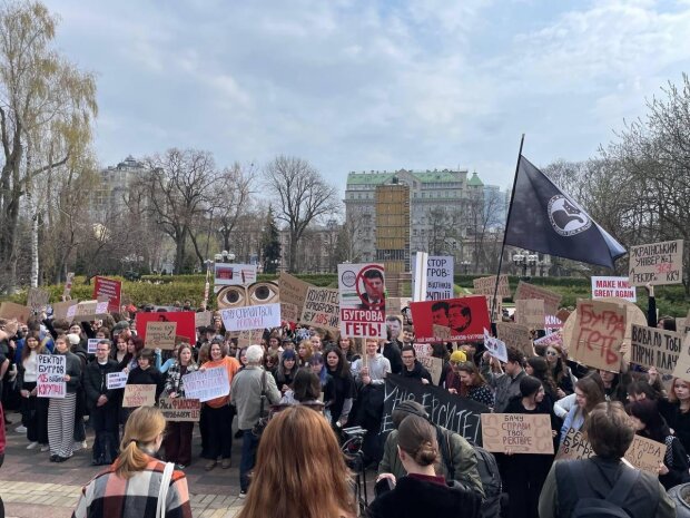 Протести в Києві: студенти Університету Шевченка вимагають звільнити ректора Бугрова після сексуальних та корупційних скандалів
