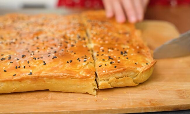 М'ясний пиріг з яйцями та цибулею в сметані. Фото: YouTube