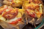 Картопляні "човники" з сардельками, сиром та помідорами: рецепт