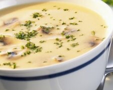 Крем-суп с белыми грибами со сливками, луком и молодой картошкой, фото: youtube.com