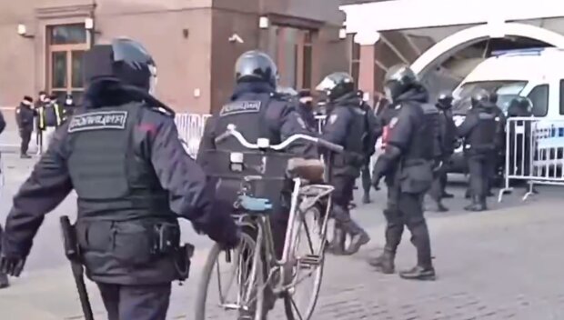 "Багато розмовляв": у Росії на акції протесту поліція затримала... велосипед. Відео