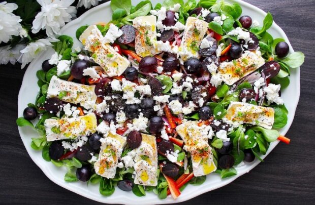 Очень полезно и необычно: рецепт витаминного салата с творогом, виноградом и мягким сыром