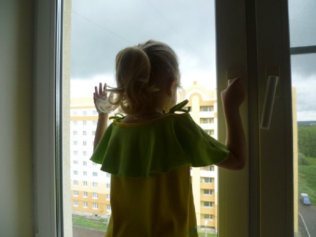 Ребенок возле окна: правила безопасности
