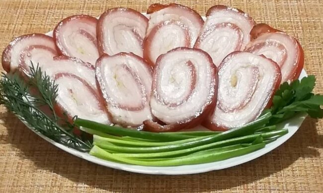 Рецепт українського блаженства: як приготувати ніжний рулет з сала