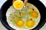 Лаваш із яйцями на сковороді, фото: youtube.com