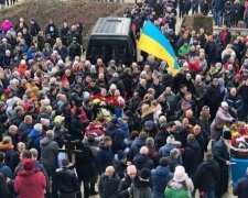 Як ховали українських героїв: на вулиці вийшли тисячі людей. Фото