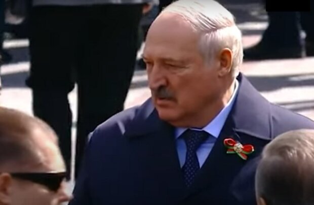 Лукашенко з параду забрала реанімація. Чим його почастував Путін на день перемоги?
