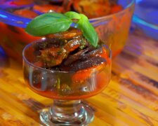 Рецепт "синеньких" в томатном соусе по-гречески. Фото: YouTube