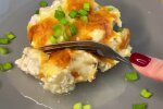 Курица с цветной капустой под сырной корочкой, кадр из видео