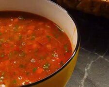 Томатный суп со свининой и рисом, кадр из видео