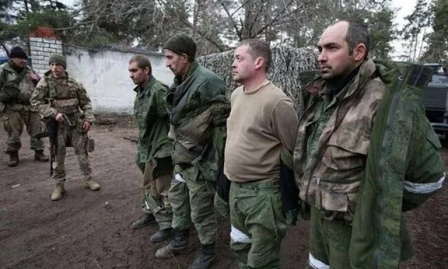 Сделаны из картона: в Генштабе показали погоны "элитного" российского подполковника-десантника. Фото