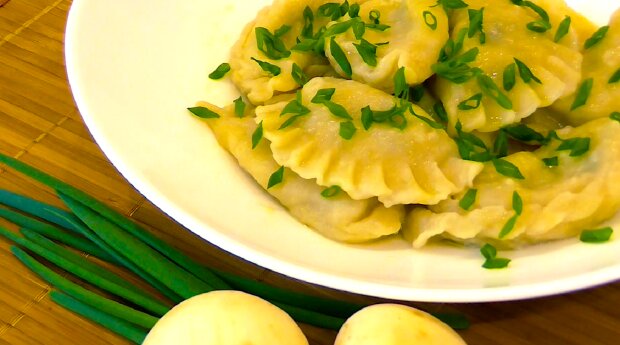 Рецепт ніжних та простих картопляних вареників з курячою печінкою. Фото: YouTube