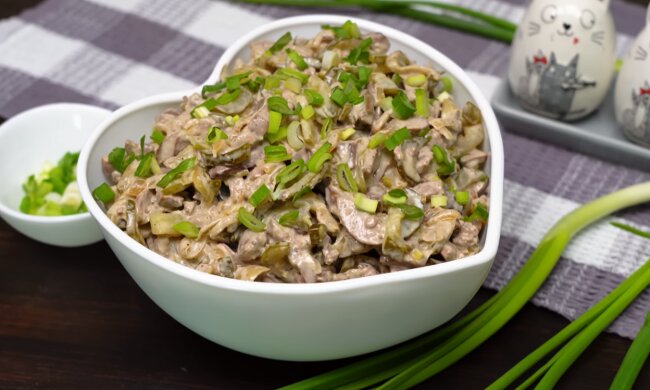 Рецепт сытного салата "Старый мельник" с куриной печенью и сыром. Фото: YouTube