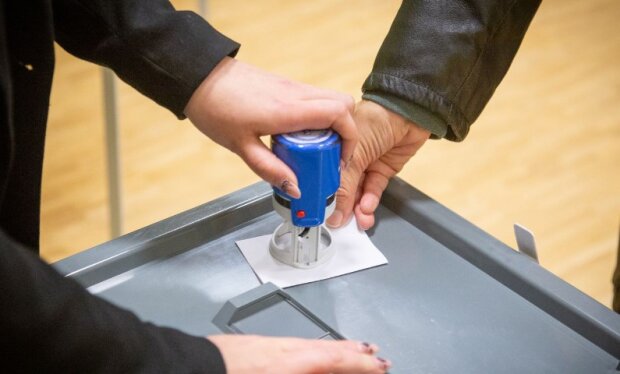 Естонія всіх переплюнула: місцевим росіянам та білорусам заборонять голосувати на виборах