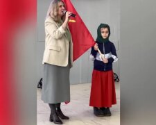 Це вже межа: у Росії вчителі переодягли дівчинку в бабусю з радянським прапором. Фото