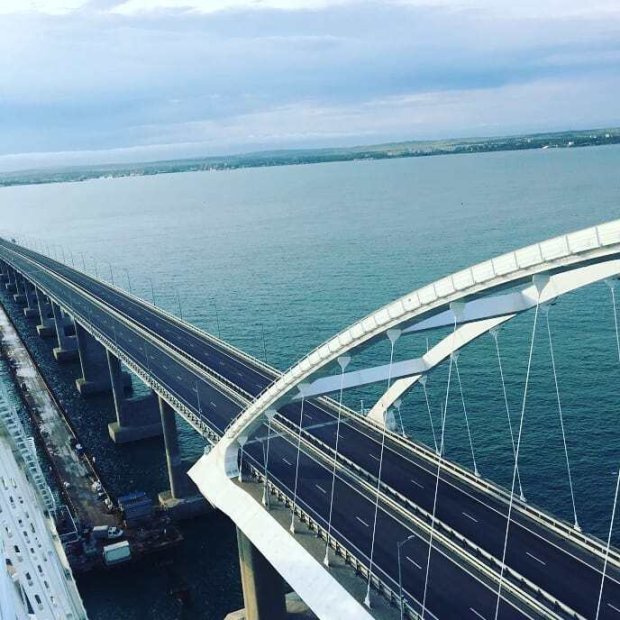 В Сети подняли на смех новые снимки Крымского моста