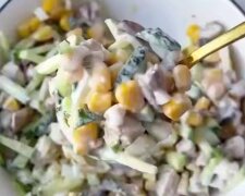 Салат з куркою, грибами та кукурудзою, кадр з відео