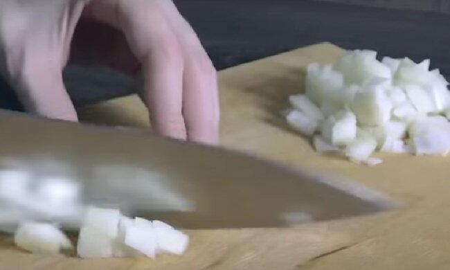 Это проверено десятилетиями: как без слез нарезать лук. Очень простой способ