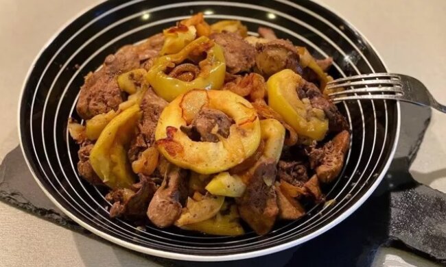 Один лишь запах сводит с ума: рецепт нежной печени по-берлински с паприкой и яблоком