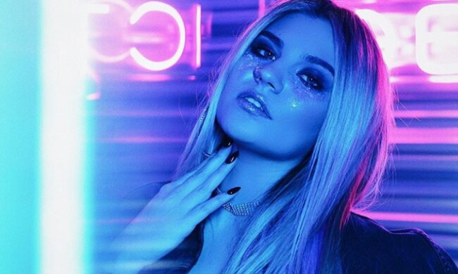 Даже "бубенчик" виден: внучка Боярского сняла стринги и показала себя на диване. Стрижка под "ноль"