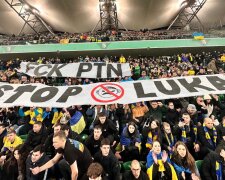 Вболівальники влаштували перформанс на матчі української збірної з плакатами проти путіна та лукашенка