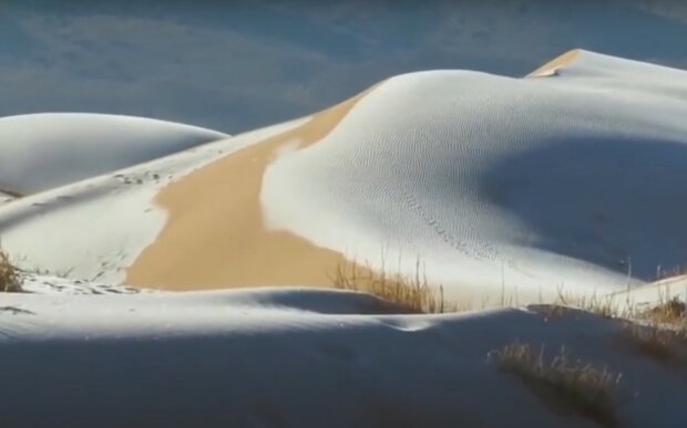 Снег в пустыне. Фото: скриншот YouTube-видео
