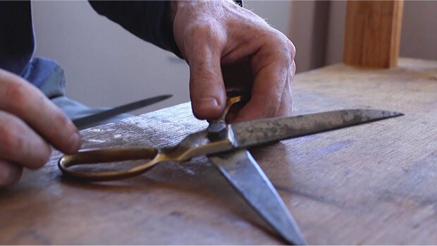 Надежный способ заточить ножницы, фото: youtube.com