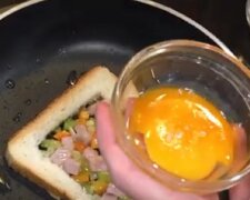 Горячие бутерброды с яйцом на сковороде