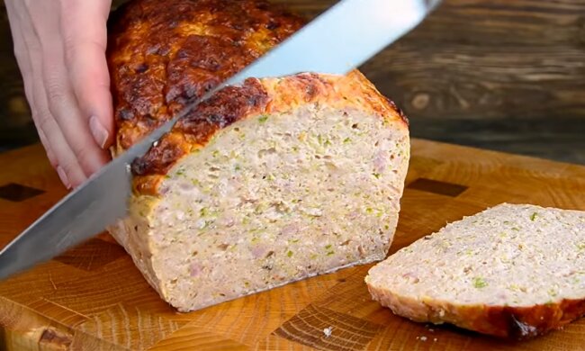 Рецепт необычного рулета с мясом и яйцом, который делается в черном хлебе. Фото: YouTube