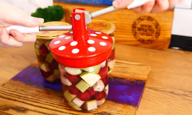 Рецепт консервованих кабачків із вишнею. Фото: YouTube