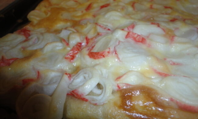 Вся родина буде в захваті: рецепт швидкої піци з крабовими паличками, кукурудзою та яйцями