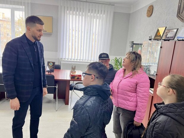 "Сонячні" гості в екоінспекції: як дитячі усмішки та різнокольорові шкарпетки об’єднали житомирських екологів