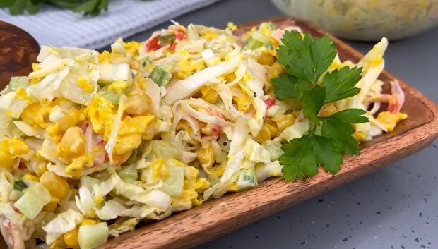 Рецепт необычного и сытного салата с крабовыми палочками, курицей и помидорами. Фото: YouTube