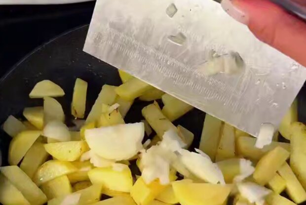 Тушёная капуста с картофелем и сосисками, кадр из видео