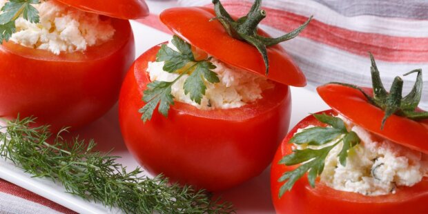 Від такого точно не буде похмілля: рецепт новорічної закуски у вигляді помідорів, фаршированим гострим сиром та часником