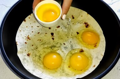 Лаваш с яйцами на сковороде, фото: youtube.com