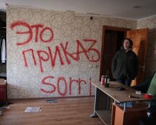 "Це наказ, соррі": росіяни залишають криваві написи в спальнях українців. Фото