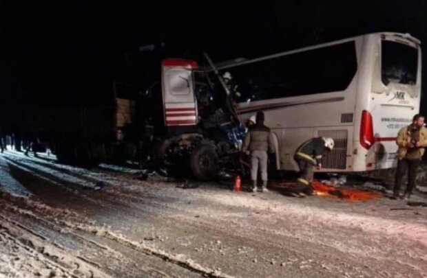 Автобус с украинскими военными попал в жуткое ДТП. Выжили не все