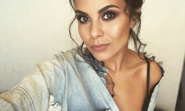 Настя Каменских показала, как проходит ее отдых у моря