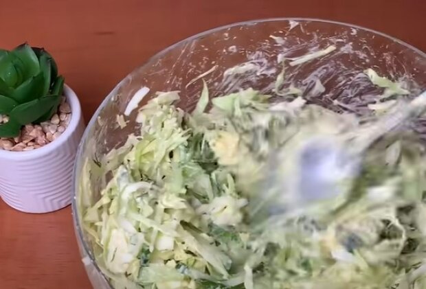 Все дело в заправке: рецепт обалденного салата из капусты и яичных желтков