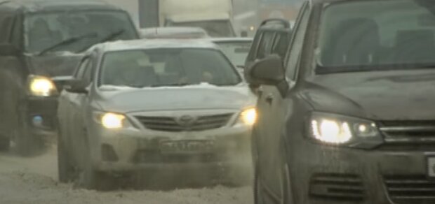 Автомобили зимой: скрин с видео