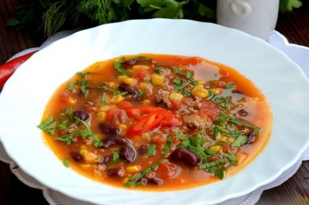 Королевский обед: рецепт быстрого томатного супа с фаршем, фасолью и кукурузой
