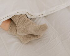 Не повторюйте цю помилку: чому ночами ні в якому разі не можна спати в шкарпетках